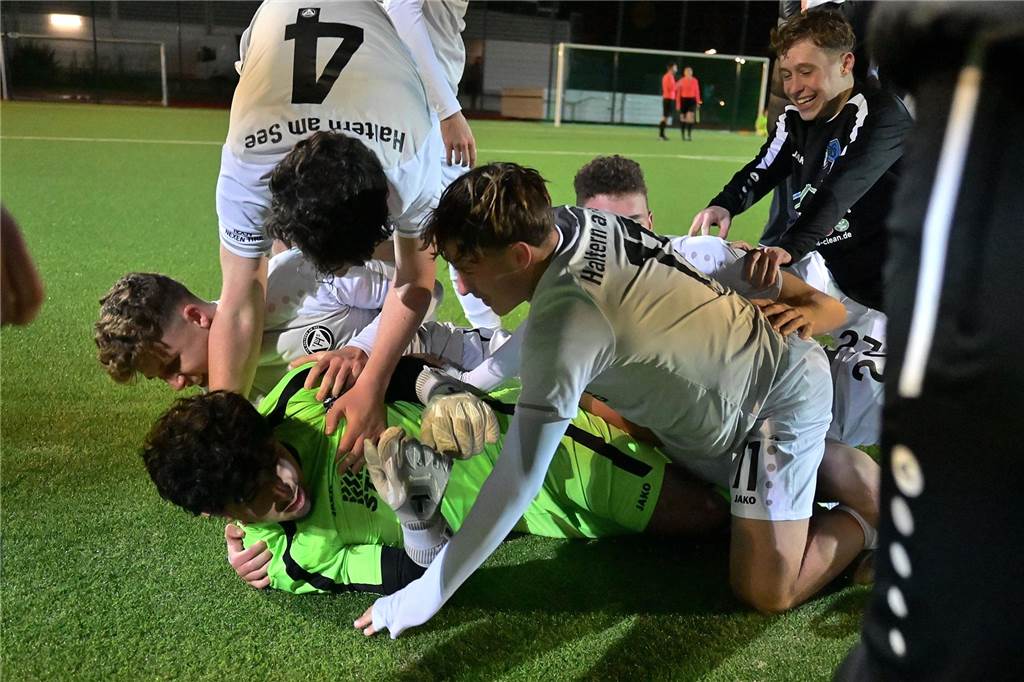 Nach 0:9 in der Westfalenliga: U19 des TuS Haltern schlägt VfB Waltrop nach Elfmeterschießen Er war der Held des Abends: TuS-Torwart Ahmet Aksu.
