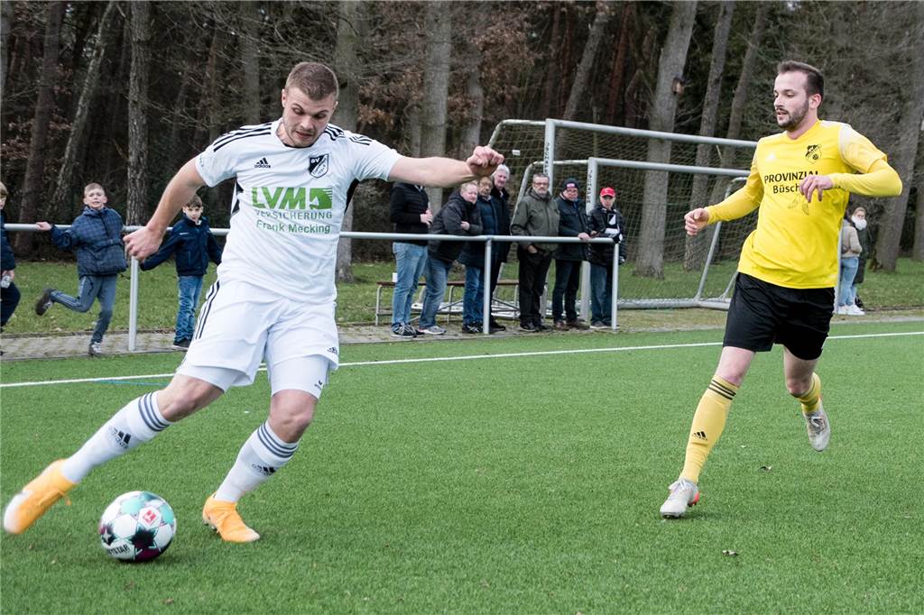 „Das ist sehr, sehr schade“ „Er war schon immer ein Garant für Tore“, sagt Josef Ovelhey über Lippramsdorfs Stürmer Henrik Kleinefeld (l.).