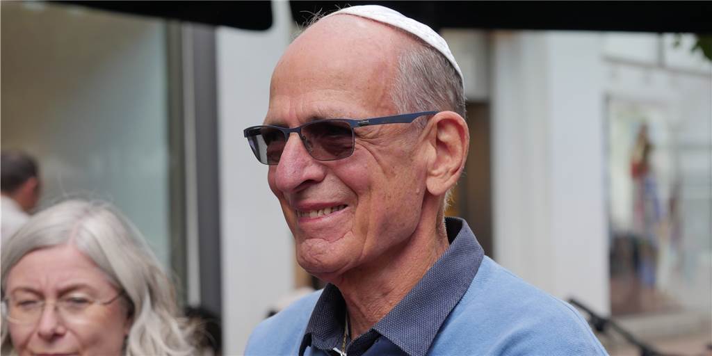 Eran Levi in der Lüner Fußgängerzone bei der Verlegung der Stolpersteine zum Andenken an seine Großeltern, seinen Vater und die Tante.
