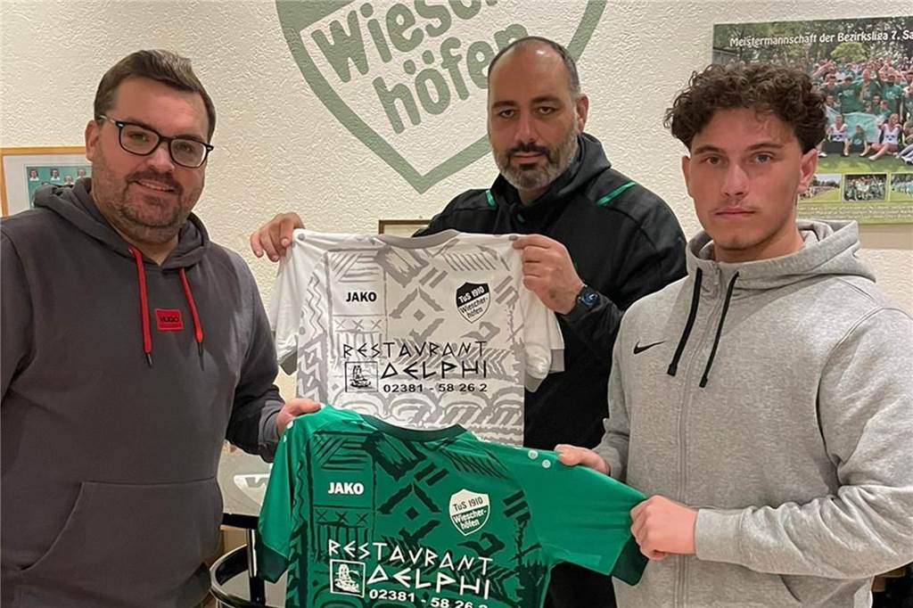 Nach Kreuzbandriss: Youngster verlässt den FC TuRa Bergkamen Eray Karatas (r.) schließt sich dem TuS Wiescherhöfen mit Recep Alkan und Marc Behrend (l.) an.