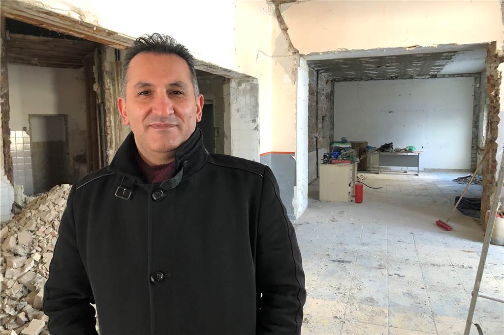 „Es war furchtbar“: An ehemaligem Schandfleck in Eving tut sich einiges Ercan Bilgic von der Firma Oxygen-Immobilien möchte das Haus an der Bergstraße 23 erhalten, obwohl seinen Angaben zufolge ein Abriss und Neubau billiger wäre.