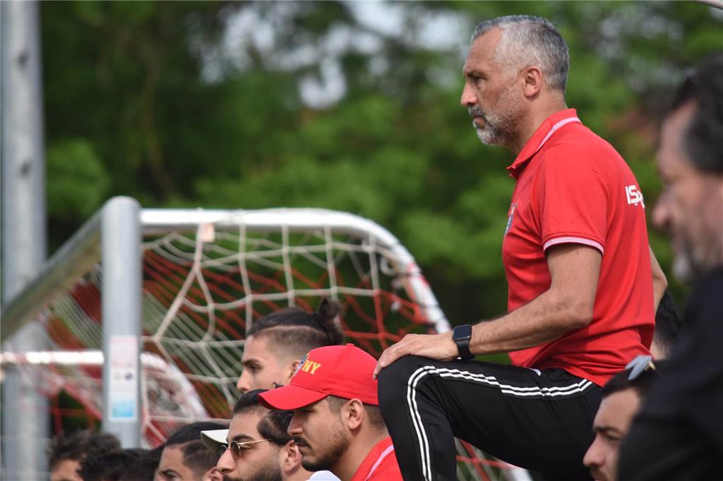 Eintracht Werne braucht Schützenhilfe: „Wir hatten nichts mehr zu verlieren“ Erdal Akyüz sah die Rote Karte und musste aus dem Innenraum raus.