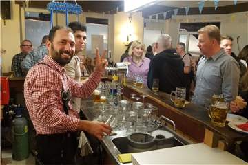 Erdal Macit (l.) beim Oktoberfest: Sowohl bei Festen und Konzerten als auch im Alltagsgeschäft oder bei Familienfeiern und Beerdigungen erweist sich seine Kneipe als Treffpunkt.