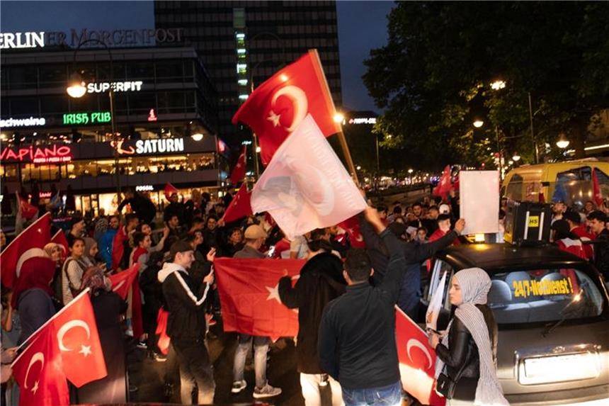 Deutsch-Türken tief gespalten Erdogan-Anhänger feiern das Ergebnis der vorgezogenen Präsidenten- und Parlamentswahlen in der Türkei auf dem Kurfürstendamm. Foto: Paul Zinken