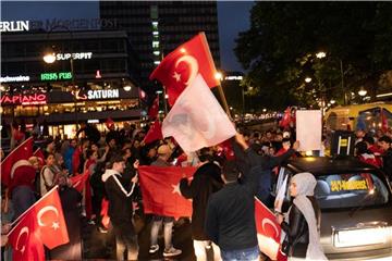 Erdogan-Anhänger feiern das Ergebnis der vorgezogenen Präsidenten- und Parlamentswahlen in der Türkei auf dem Kurfürstendamm. Foto: Paul Zinken