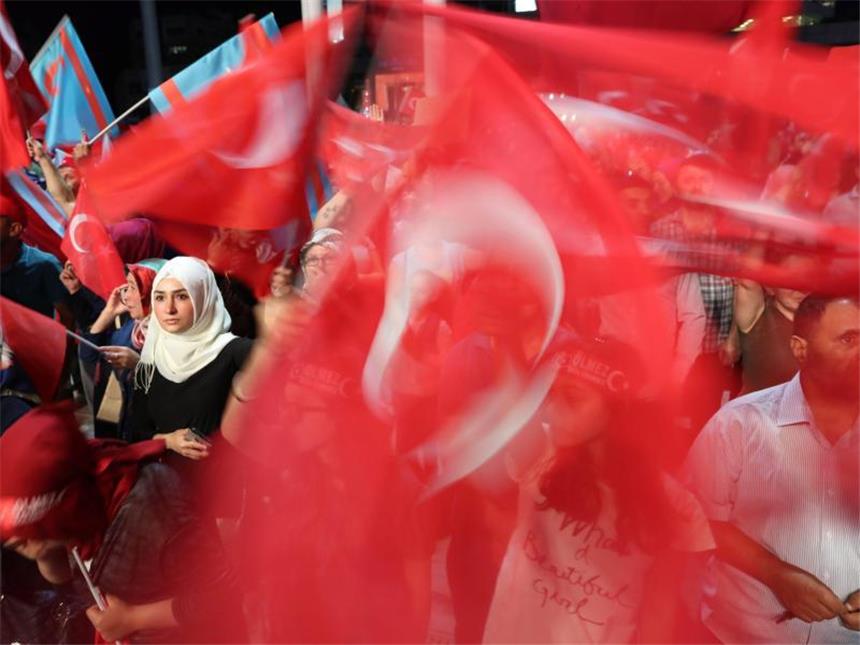 Erdogan-Demo in Köln - Appell von Kraft und Kritik Erdogan-Anhänger feiern in Istanbul ausgelassen auf dem Taksim-Platz. Foto: Tolga Bozoglu