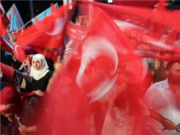 Erdogan-Anhänger feiern in Istanbul ausgelassen auf dem Taksim-Platz. Foto: Tolga Bozoglu