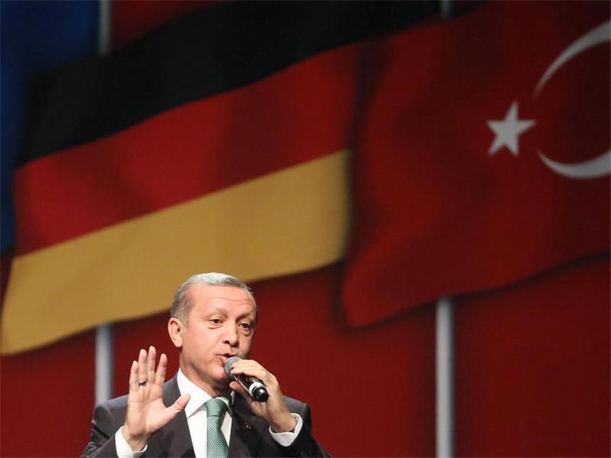 Erdogan mischt sich in den Bundestagswahlkampf ein Erdogan bei einem Auftritt in Köln: Der türkische Präsident gibt den Deutschtürken klare Empfehlungen für die Bundestagswahl. Foto: Oliver Berg