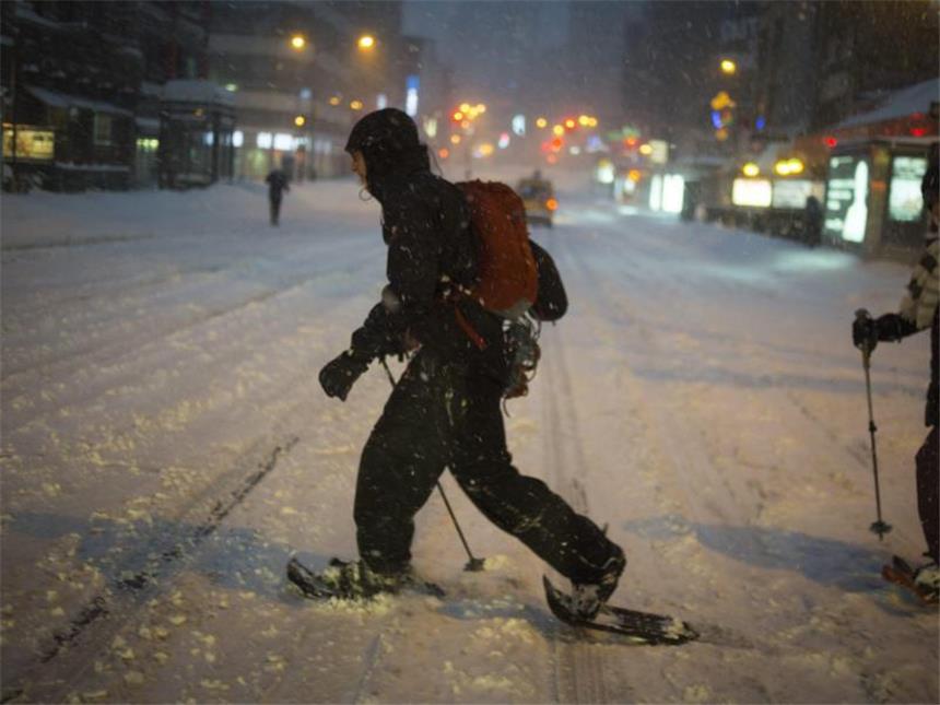 Mehr als ein Dutzend Tote durch Schneesturm an US-Ostküste Erfinderisch: Mit Schneeschuhen kommt man in diesen Stunden am besten voran. Foto: John Taggart