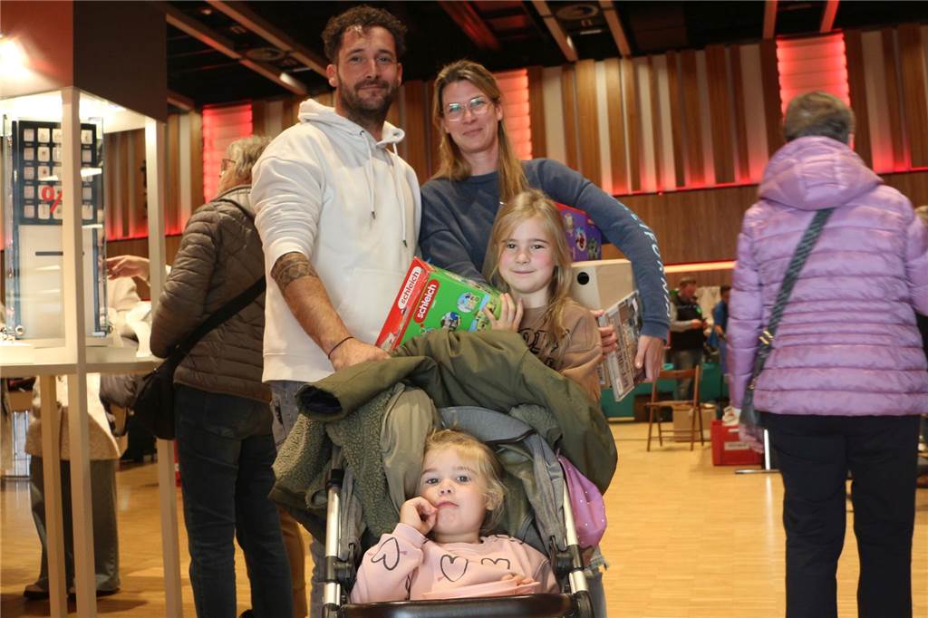 Lagerkehr(Ah)aus kommt an: Auf Schnäppchenjagd in der Stadthalle eine Familie in der Stadthalle
