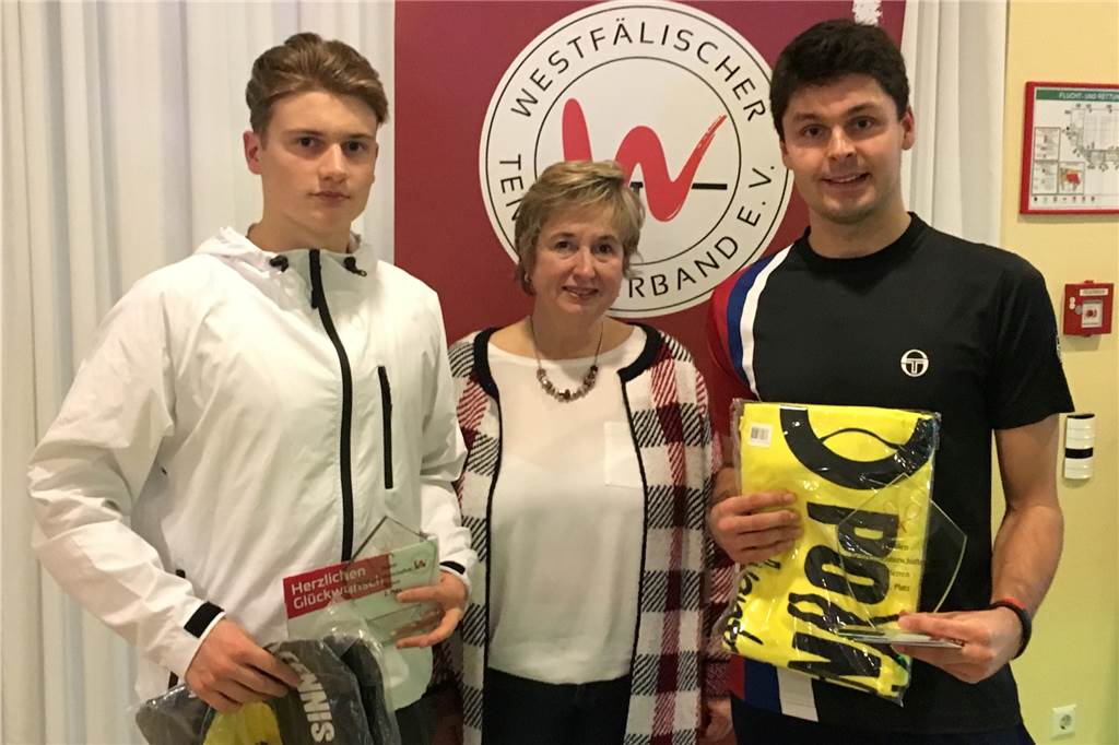 Dorstener feiern Doppelsieg bei der Bezirksmeisterschaft Erfolgreiche Titelverteidigung: Jannik Röttingsberger (r.) setzte sich im Finale gegen Justus Paul Drees (l.) durch. Die Siegerehrung nahm die Vorsitzende des Bezirks Münsterland, Barbara Niemeyer vor.