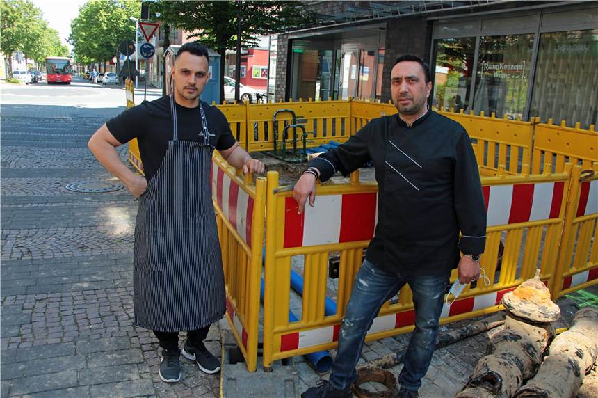 Protest hat Erfolg - Ausbau der Bonenstraße endgültig verschoben Erfolgreicher Protest: Die Wirte Salvatore Pisanelli von der Tapas Bar Mediterraneo (r.) und Toni Macculi von der Pizzeria La Strada plädierten schon im Mai für eine Verschiebung der Bauarbeiten. Dem stimmte jetzt der Stadtrat zu.
