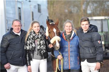 Erfolgs-Familie Volmer: Uwe, Nadine, das Pony Topp Less, Melanie und Lars Volmer (v. l.) zählten beim 23. Großen Hallenspringturnier des RV Vreden zu den erfolgreichsten Teilnehmern.