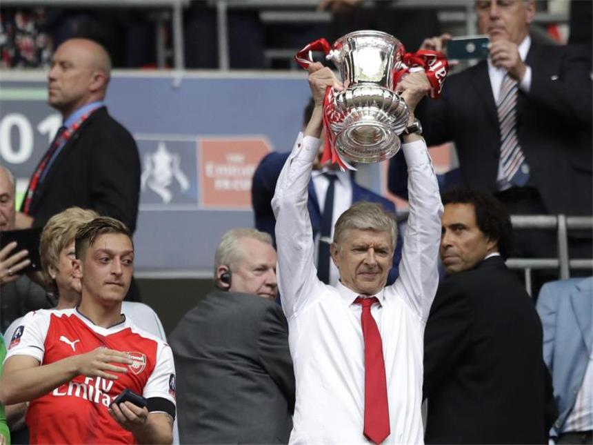 Macht Arsenal-Coach Wenger weiter? Entscheidung kommt... Erfolgstrainer: Arsenals Arsène Wenger. Foto: Matt Dunham