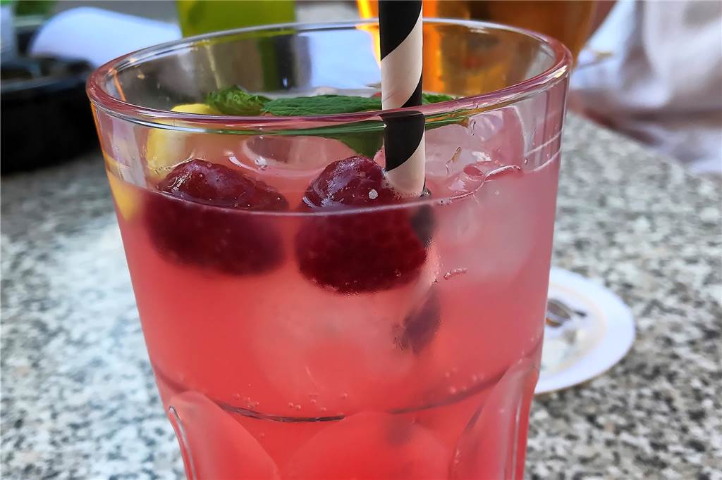 Erfrischend: die homemade Limonade mit Himbeeren.