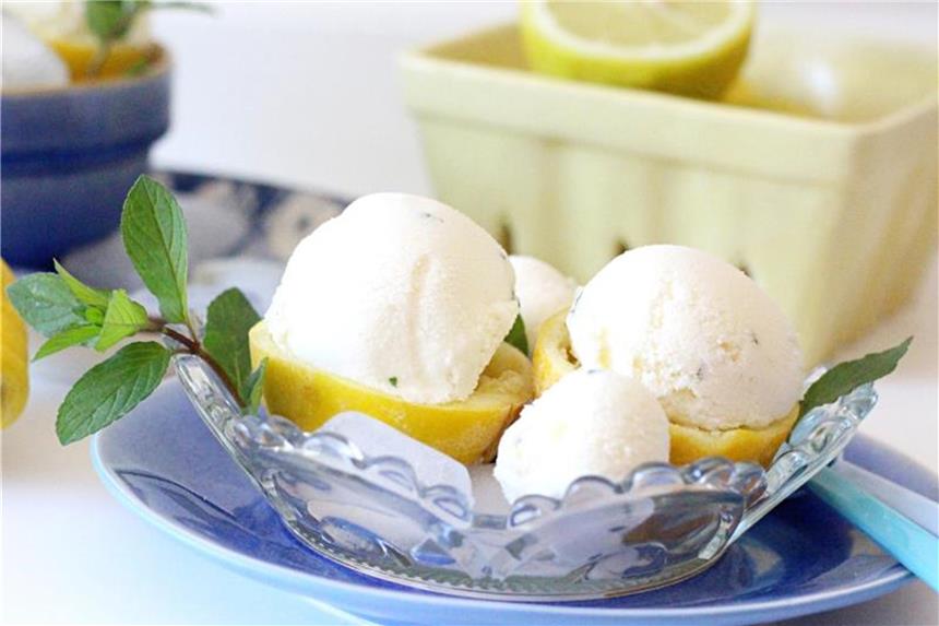 Rezept für Buttermilch-Zitronen-Eis mit Minze Erfrischender geht's nicht: Ein Eis aus säuerlicher Buttermilch, verfeinert mit Zitronensaft und Minze. Foto: Mareike Winter/biskuitwerkstatt.de
