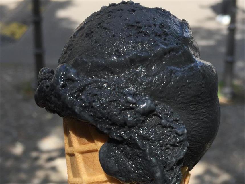 Aqua-Fitness bis Zagreb: Ein Sommertrendlexikon 2017 Erfrischung in ungewöhnlicher Farbe: Bei schwarzer Vanille-Eiscreme, auch "Darkside" genannt, handelt es sich um Eis, das mit Kohlenfarbstoff gefärbt ist. Foto: Gregor Tholl/dpa