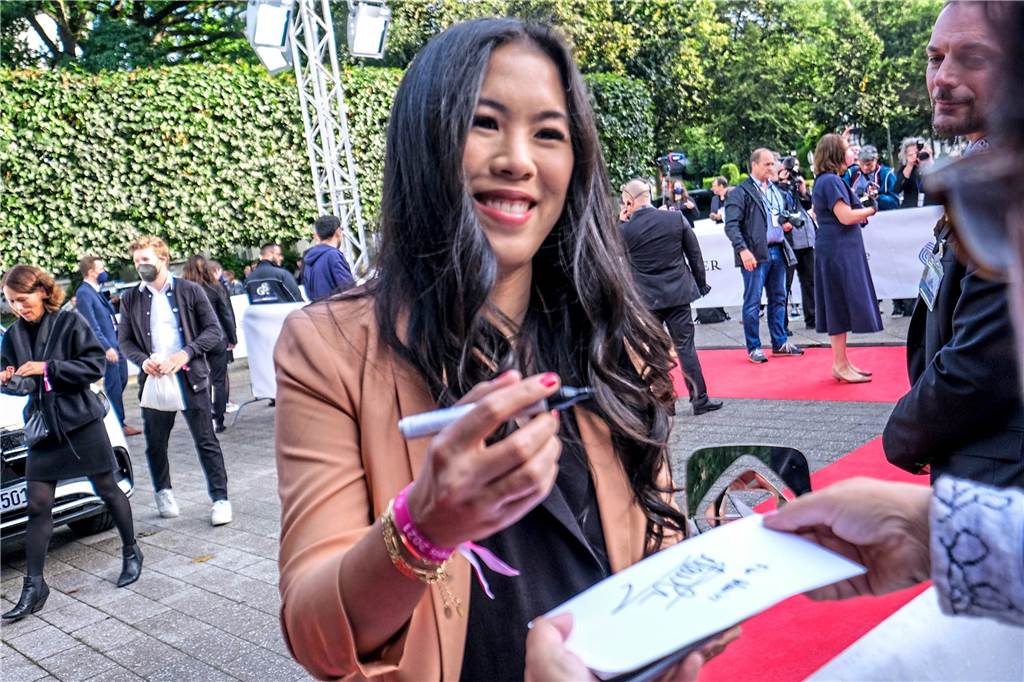 Grimme-Preis: Wenige Zuschauer, viel Spaß Erfüllte wie viele andere Autogrammwünsche: Mai Thi Nguyen-Kim.