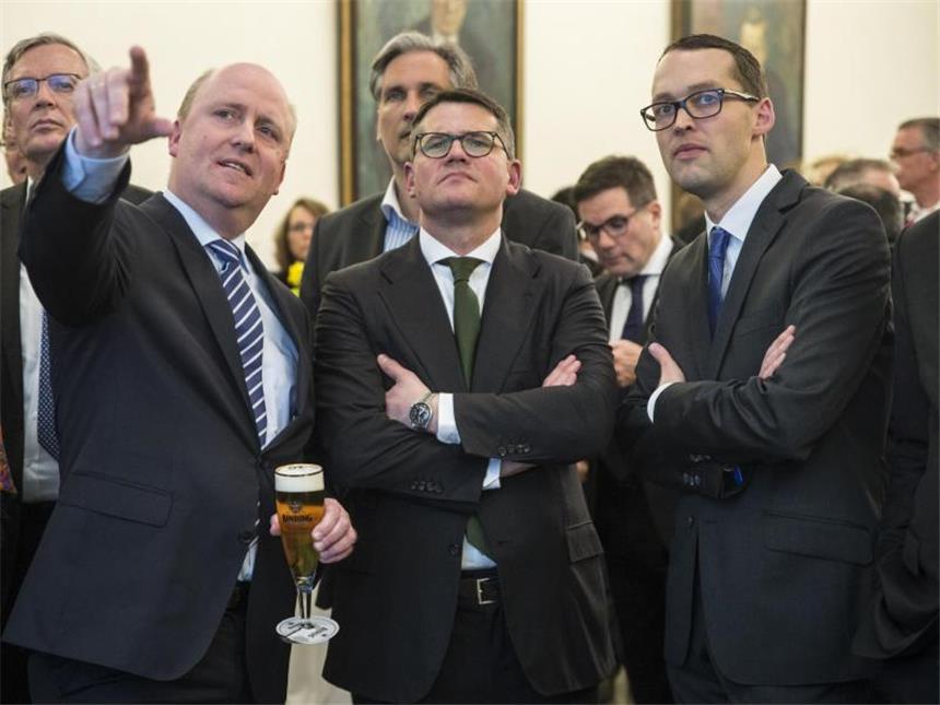 Ergebnis-Betrachtung bei der CDU: Der Frankfurter Kämmerer Uwe Becker (l.), Boris Rhein (M.), Hessischer Staatsminister für Wissenschaft und Kunst, und Jan Schneider, Reformdezernent in Frankfurt, beobachten das Kopf-an-Kopf-Rennen. Foto: Andreas Arnold