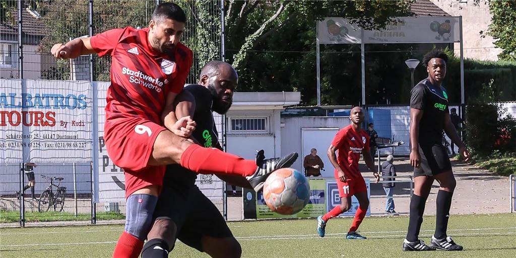 Trotz Sieg ist der Trainer des ETuS/DJK angefressen: „Hätten 8:2 oder 9:2 gewinnen müssen“ Ergün Yildirim (ETuS/DJK Schwerte) im Spiel gegen den VfL Kemminghausen am Ball.