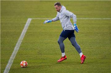 Erhält das Vertrauen des Trainers: Kapitän Ralf Fährmann.
