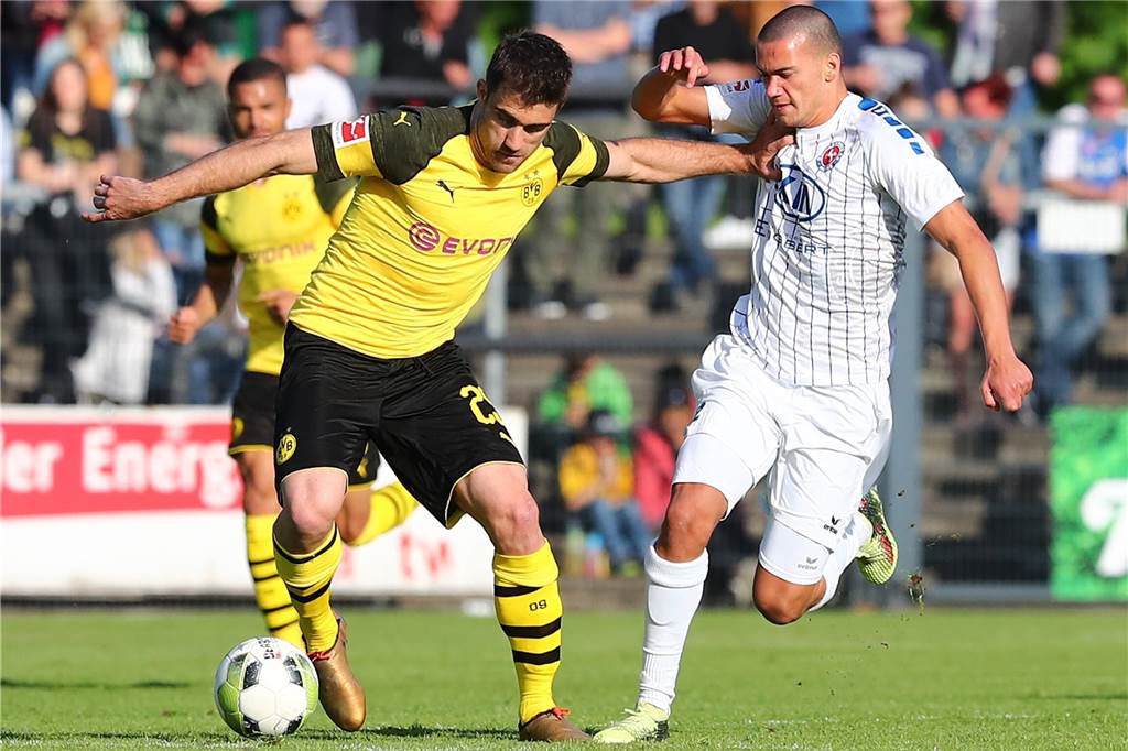 Nächster Neuzugang: Der TuS Haltern verstärkt sich mit einem Allrounder Erhan Duyar (r.), hier noch im Trikot von Westfalia Herne und im Duell mit dem damaligen BVB-Profi Sokratis Papastathopoulos, wechselt im Sommer zum TuS Haltern am See.