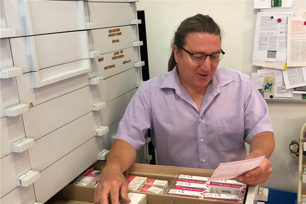 25 Apotheken-Schließungen im Kreis Unna innerhalb eines Jahrzehnts Erhard Kaiser beim Ausräumen der Löwen-Apotheke im Sommer 2020.
Der Apotheker betreibt noch die Eulen- und die Campus-Apotheke in Unna. Die Löwen-Apotheke ist eine von sieben geschlossenen Apotheken in Unna in den vergangenen zehn Jahren.