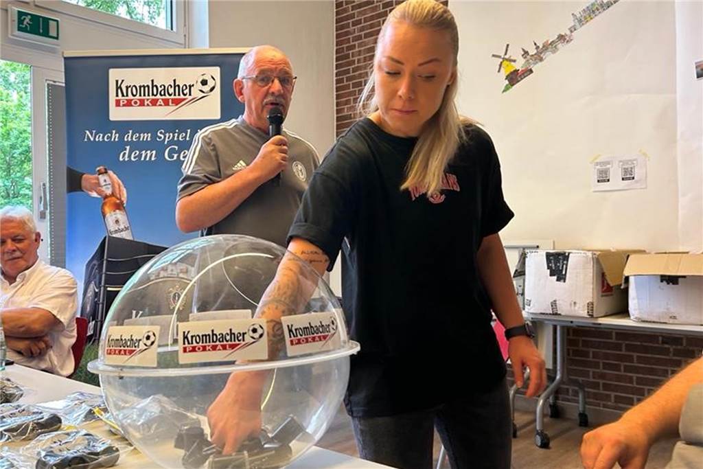 Leusberger Spielabsage sorgt für Verwirrung: Erhard Korinth (am Mikrofon) bei der Auslosung des Kreispokals.