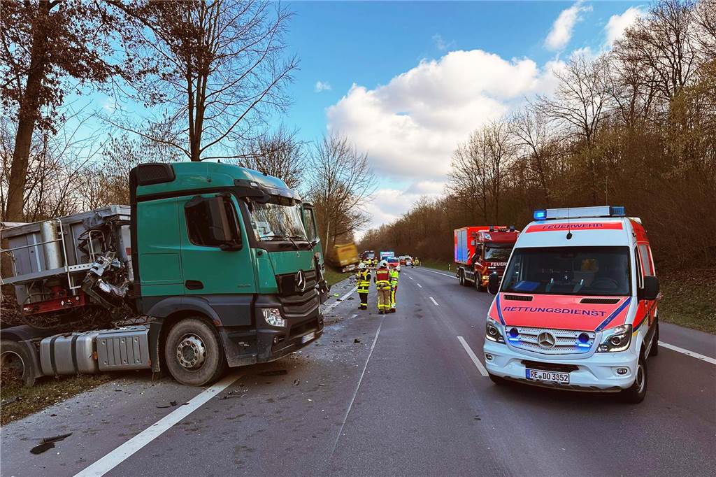 Schwerer Unfall in Dorsten: Lkw kollidieren auf Königsberger Allee Erheblich beschädigt wurde der Kieslaster bei der Kollision.