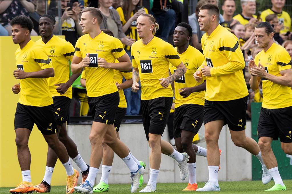 BVB-Spieler Hummels exklusiv: „Nicht in allen Bereichen das maximal erfolgsfördernde Klima“ Erhöhen den Konkurrenzkampf beim BVB: Niklas Süle (2.v.r.) und Nico Schlotterbeck (3.v.l.).