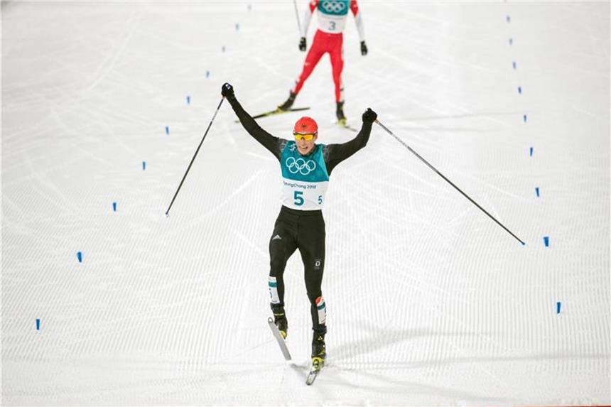 Frenzel holt erneut Gold in der Nordischen Kombination Eric Frenzel lief als Erster über die Ziellinie. Foto: Daniel Karmann