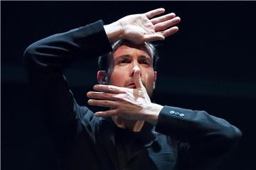 Eric Gauthier, Tänzer und Leiter der Companie Gauthier Dance, verabschiedet sich. Foto: Bernd Weissbrod