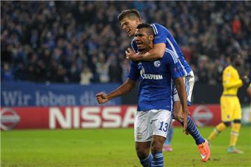 Eric Maxim Choupo-Moting (l.) bejubelt mit Klaas-Jan Huntelaar den Sieg gegen Lissabon.