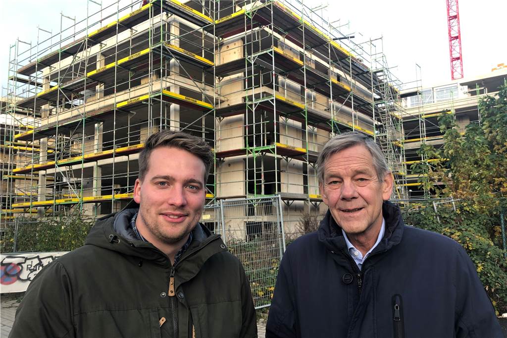 Eric Schmidt (r.) als Bauherr des Kaiserquartiers in Dortmund und Benedikt Kuhne (l.) als Immobilienmakler sind überwältigt von der großen Nachfrage nach den entstehenden Mietwohnungen. 80 Prozent der Wohnungen sind bereits vergeben.