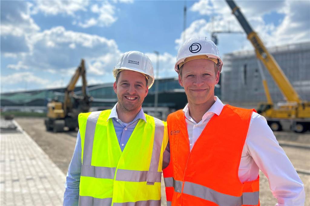 Eric Tepner, Projektleiter bei der Firma Drees und Sommer, und Julian von Hodenberg, Projektleiter beim Bauherrn Delta Development, führen über die Baustelle vom neuen Levi's-Zentrum in Dorsten.