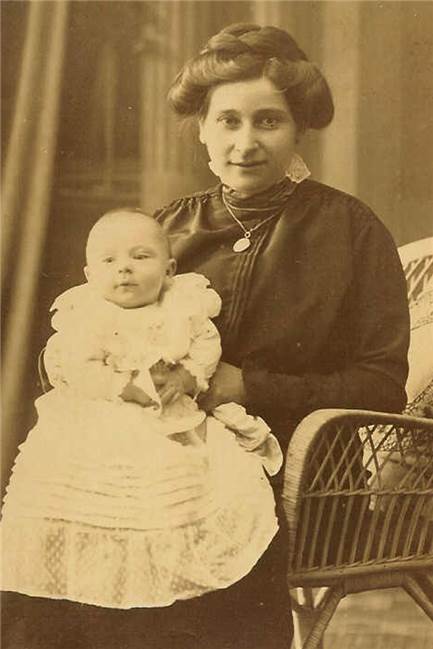 Jude Erich Gottschalk kam nach dem Krieg wieder zurück nach Ahaus Erich Gottschalk als Baby mit seiner Mutter Bertha.