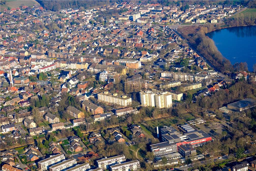 Erich Klausener Realschule und Wohngebiet Blauer See