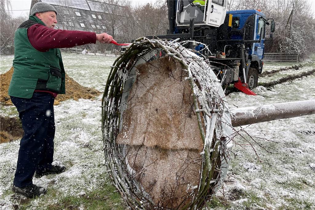Selm ist um einen Storchenhorst reicher: Bagger hievt 10-Meter-Nisthilfe auf Wiese in Bork Erich Neumann kleckst Farbe auf den Horst und an den Mast: Das soll aussehen, als sei der Nistplatz schon einmal von Störchen benutzt worden.