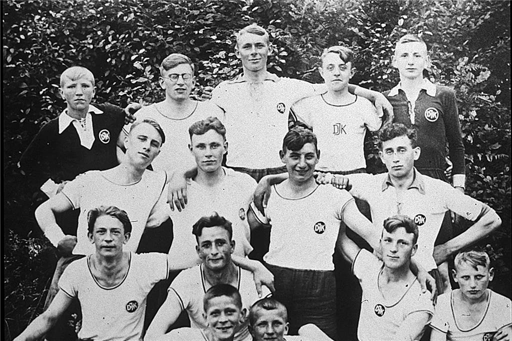 Apps und Gunter Demnigs Steine erinnern an jüdisches Leben in Raesfeld Erich Rosenbaum, in der zweiten Reihe von oben rechts, war Mitglied im DJK Raesfeld. 1942 wurde er erst ins KZ Auschwitz, anschließend ins KZ Buchenwald deportiert. Dort starb er 1945.