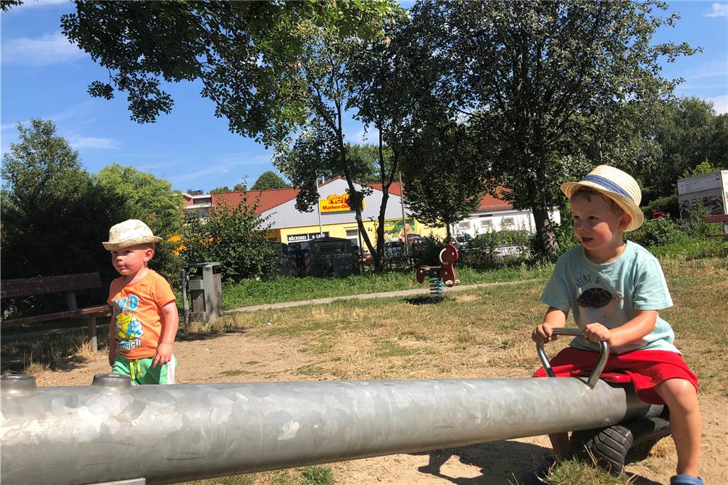 Anja Heine (38): „In Lanstrop muss es mehr Spielplätze für Jüngere geben“ Erik (2) und Jonas (4) finden auf dem Spielplatz an der Färberstraße kaum Spielgeräte, die für ihr Alter geeignet sind