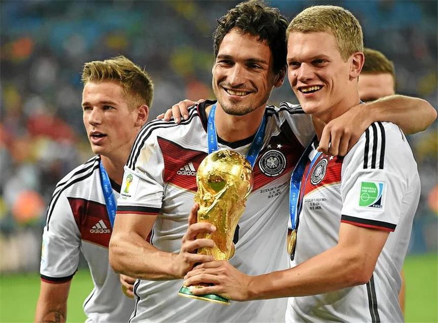 Erik Durm, (l-r) Mats Hummels and Matthias Ginter haben sich mit dem deutschen Team den WM-Titel 2014 in einem 32er-Feld gesichert. 2026 treten insgesamt 48 Mannschaften an.