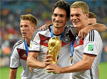 Erik Durm, (l-r) Mats Hummels and Matthias Ginter haben sich mit dem deutschen Team den WM-Titel 2014 in einem 32er-Feld gesichert. 2026 treten insgesamt 48 Mannschaften an.