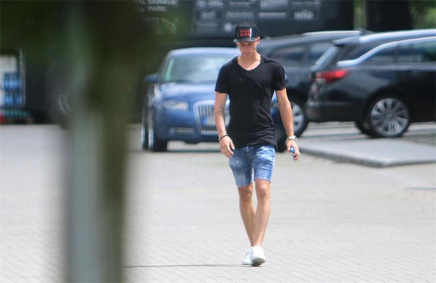 Erik Durm und Marco Reus müssen sich gedulden Erik Durm verlässt nach seinem Individuellen Training am Dienstag das BVB-Trainingsgelände.