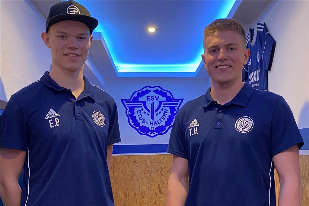 Zwei Wochen Arbeit: ETuS-Spieler bereiten große Überraschung für ihr Team vor Erik Pötter (l.) und Timm Henniges haben gemeinsam unter anderem den Flur zur Kabine der ersten Mannschaft des ETuS Haltern renoviert.