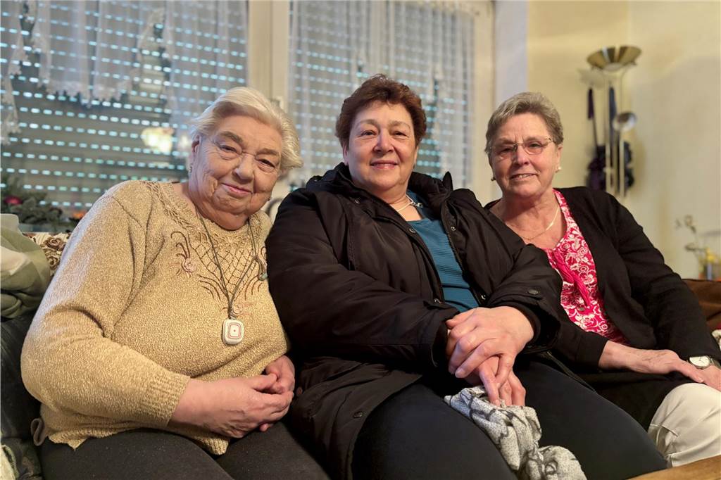 Wenn Mieten zum Kleinkrieg wird Erika Grein, Silvia Friedel und Martina Englisch sitzen auf dem Sofa, auf dem Erika Grein in letzter Zeit übernachtet. Im Schlafzimmer sei es zu kalt, sagt sie.