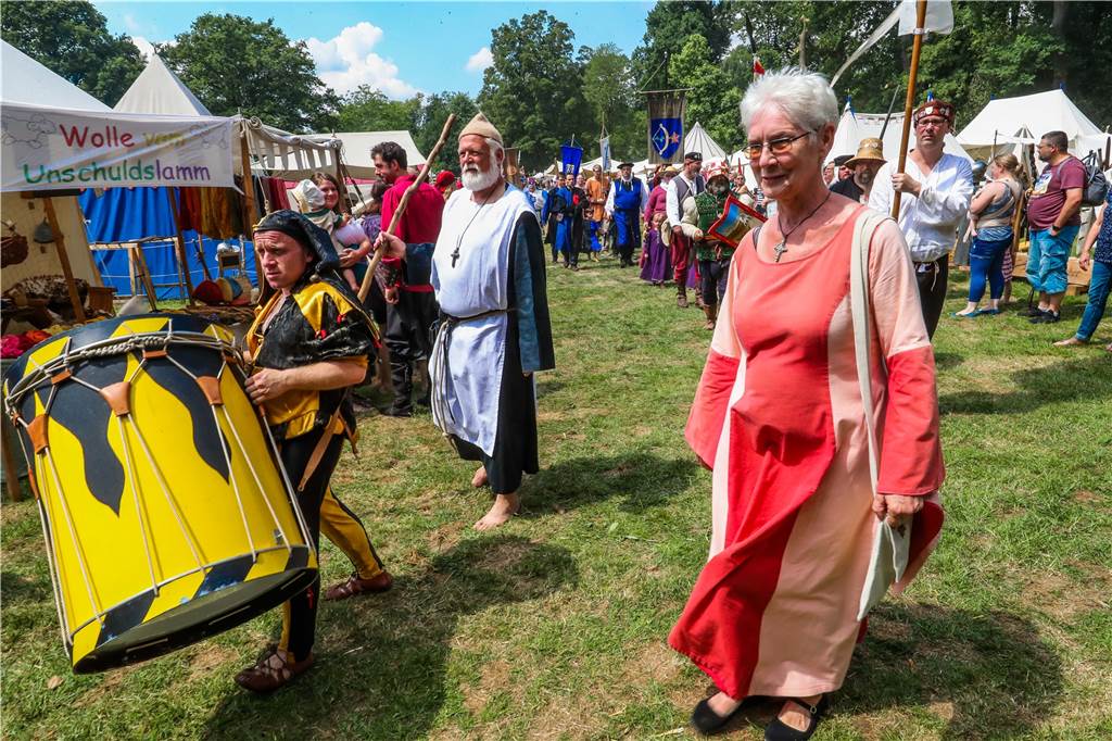 Kirmes und Feste im Dortmunder Westen: Veranstalter sagen ab und planen um Erika (r.) und Detlef (M.) Huß sind die Hauptorganisatoren des Mengeder Gaudiums. Jetzt mussten sie das Fest absagen.