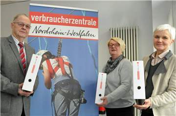 Erika Roß (2.v.r.) Vorsitzende der Verbrauchervereinigung Lünen, und Vorstandsmitglied Peter Brunn verlosen mit Jutta Gülzow, Leiterin der Verbraucherberatung Lünen, fünf anbieter-unabhängige Versicherungs-Checks.