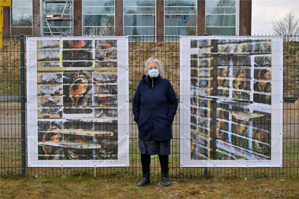 Erika Schäfer vor den Bannern mit ihren Werken.