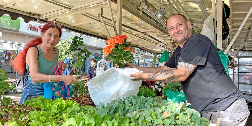 Brief an Bezirksvertreter: Geht’s nicht auch ohne Plastik auf dem Hombrucher Markt? Erika Scholz kauft regelmäßig auf dem Markt ein, gerne auch bei Händler Mirko Overhoff, der die Plastiktüten noch bereithält für Kunden, die ohne eigene Taschen kommen. Dieses Foto ist gestellt – Gekauftes kommt bei der Hombrucherin nicht in die Tüte.