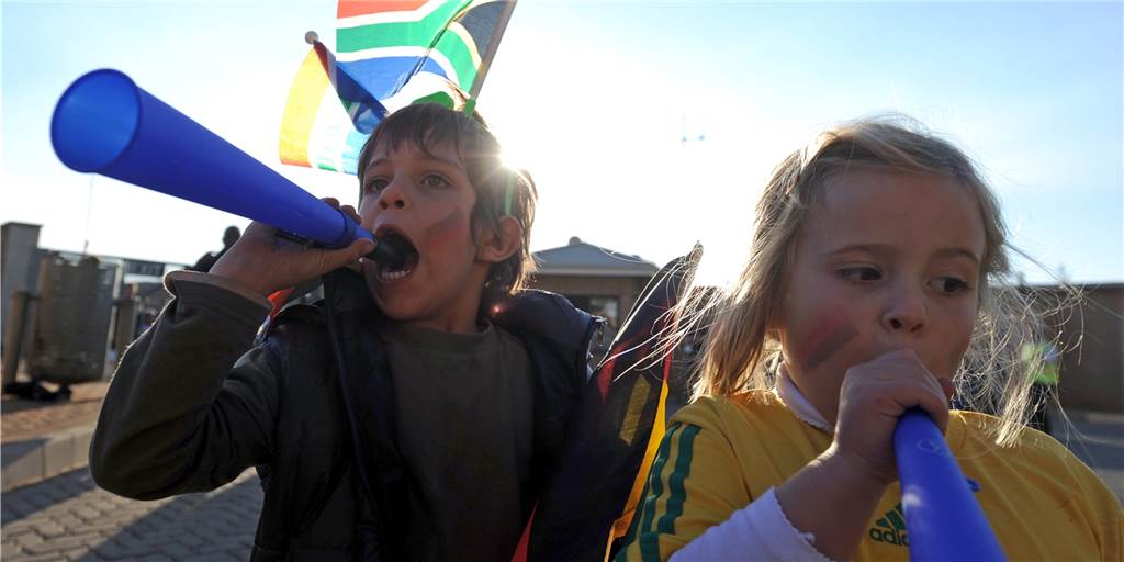 Kinderlärm – was gibt es Schöneres? Erinnern Sie sich? Fußball-WM 2010, und die Welt lernte die „Vuvuzela“ kennen. Auch ohne solche Tröten können Kinder ganz schön laut sein.